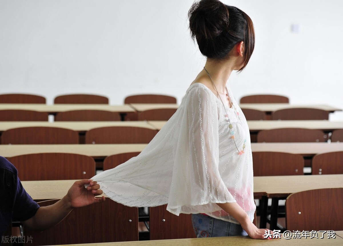 微信刚加的女生怎么聊天（这4点高招仅供参考）" />
</p>
<p>
	<strong>3、懂得尊重对方，把握聊天的时间，控制好聊天内容。</strong>
</p>
<p>
	跟女生聊天的时候，掌握好她的作息时间，不要让对方感觉你已经在打扰她的生活了。当女方出现想结束聊天的暗示时，应该及时结束，不要磨磨唧唧的，显得这个人特别拖拉。
</p>
<p style="text-align:center;">
	<img src="/data/attachment/upload/2022/07/22/b476edc27f3b36ef.jpg" alt="微信刚加的女生怎么聊天（这4点高招仅供参考）" />
</p>
<p>
	<strong>4、聊天过程中，找出女生的兴趣点，根据对方感兴趣的事情延伸话题。但切记不要乱接，这会让女生认为你在刻意的向她靠拢，不同装懂。</strong>
</p> 
        </div>
        <div class="acr-shengming" style=" margin: 20px 0 0 0;padding: 10px 15px;background-color: #f8f8f8;font-size: 12px;color: #999;">声明： 本站部分内容来源于互联网，如果有侵权内容、不妥之处，请第一时间联系我们删除。
        </div>
        <div class="pt20 pb20">
          <p class="color_6">上一篇：<a href="/article/15572.html">微信聊天妹子不愿搭理怎么办（四个原则让你重拾魅力）</a></p>
          <p class="color_6">下一篇：<a href="/article/15574.html">泡妞高手是怎么撩妹的（高手惯用的三个撩妹技巧）</a></p>
        </div>
      </div>

      <div class="fr w300 pl10 bsb" style="margin-bottom: 30px;">
        <h2 class="t_center pb10">
          <span class="fz18 fb">最新文章
            <i class="xiegang"></i>
            <a class="fn fz20 color_6" href="/article/" rel="nofollow">more</a>
          </span>
        </h2>
        <ul>
                                        <li class="plr15 lh42 h42 bg_f2 fz16 mt10">
            <a class="w100per" href="/article/16568.html" target="_blank">
              <p class="ws color_6">01.广州相亲角在哪里</p>
            </a>
          </li>
          <span class="mt2 w100per" >
            <a href="/article/16568.html" target="_blank">
              <img class="w100per" src="/data/attachment/article/202504/17/6bddde4e8f8123d3.png.thumb.jpg" preload="0" />
            </a>
          </span>
                    <li class="plr15 lh42 h42 bg_f2 fz16 mt10">
            <a class="w100per" href="/article/16567.html" target="_blank">
              <p class="ws color_6">02.中国网报道“城光荟里搭鹊桥，社区相亲暖人心”</p>
            </a>
          </li>
          <span class="mt2 w100per" style="display:none;">
            <a href="/article/16567.html" target="_blank">
              <img class="w100per" src="/data/attachment/article/202501/03/a7d6072c6d5a1e8b.jpg" preload="0" />
            </a>
          </span>
                    <li class="plr15 lh42 h42 bg_f2 fz16 mt10">
            <a class="w100per" href="/article/16566.html" target="_blank">
              <p class="ws color_6">03.阳光之恋相亲活动：寻找爱情的温馨舞台</p>
            </a>
          </li>
          <span class="mt2 w100per" style="display:none;">
            <a href="/article/16566.html" target="_blank">
              <img class="w100per" src="/data/attachment/article/202411/30/539c17ca3265cbef.jpg" preload="0" />
            </a>
          </span>
                    <li class="plr15 lh42 h42 bg_f2 fz16 mt10">
            <a class="w100per" href="/article/16565.html" target="_blank">
              <p class="ws color_6">04.婚外情，真的值得吗？</p>
            </a>
          </li>
          <span class="mt2 w100per" style="display:none;">
            <a href="/article/16565.html" target="_blank">
              <img class="w100per" src="/data/attachment/article/202411/05/91dd00f40edb086b.jpg.thumb.jpg" preload="0" />
            </a>
          </span>
                    <li class="plr15 lh42 h42 bg_f2 fz16 mt10">
            <a class="w100per" href="/article/16564.html" target="_blank">
              <p class="ws color_6">05.女性为何有时显得“来者不拒”？</p>
            </a>
          </li>
          <span class="mt2 w100per" style="display:none;">
            <a href="/article/16564.html" target="_blank">
              <img class="w100per" src="/data/attachment/article/202411/05/82ebb02de6482a3a.jpeg.thumb.jpg" preload="0" />
            </a>
          </span>
                    <li class="plr15 lh42 h42 bg_f2 fz16 mt10">
            <a class="w100per" href="/article/16563.html" target="_blank">
              <p class="ws color_6">06.不主动，怕失去你；太主动，怕自作多情！</p>
            </a>
          </li>
          <span class="mt2 w100per" style="display:none;">
            <a href="/article/16563.html" target="_blank">
              <img class="w100per" src="/data/attachment/article/202411/05/b8c7be426a14872e.jpeg.thumb.jpg" preload="0" />
            </a>
          </span>
                    <li class="plr15 lh42 h42 bg_f2 fz16 mt10">
            <a class="w100per" href="/article/16562.html" target="_blank">
              <p class="ws color_6">07.女性难以抗拒男人的这3种温柔！</p>
            </a>
          </li>
          <span class="mt2 w100per" style="display:none;">
            <a href="/article/16562.html" target="_blank">
              <img class="w100per" src="/data/attachment/article/202411/04/59da2ff8f5bbaee4.jpeg.thumb.jpg" preload="0" />
            </a>
          </span>
                    <li class="plr15 lh42 h42 bg_f2 fz16 mt10">
            <a class="w100per" href="/article/16561.html" target="_blank">
              <p class="ws color_6">08.当男人越来越喜欢你，会有这6个微妙迹象！</p>
            </a>
          </li>
          <span class="mt2 w100per" style="display:none;">
            <a href="/article/16561.html" target="_blank">
              <img class="w100per" src="/data/attachment/article/202411/04/f28461ed9360c15b.jpg.thumb.jpg" preload="0" />
            </a>
          </span>
                    <li class="plr15 lh42 h42 bg_f2 fz16 mt10">
            <a class="w100per" href="/article/16560.html" target="_blank">
              <p class="ws color_6">09.女人有意提升关系，会给你这4种暗示！</p>
            </a>
          </li>
          <span class="mt2 w100per" style="display:none;">
            <a href="/article/16560.html" target="_blank">
              <img class="w100per" src="/data/attachment/article/202411/04/571369898e2370b0.jpeg.thumb.jpg" preload="0" />
            </a>
          </span>
                    <li class="plr15 lh42 h42 bg_f2 fz16 mt10">
            <a class="w100per" href="/article/16559.html" target="_blank">
              <p class="ws color_6">010.如何让身边的熟人成为你的终身伴侣！</p>
            </a>
          </li>
          <span class="mt2 w100per" style="display:none;">
            <a href="/article/16559.html" target="_blank">
              <img class="w100per" src="/data/attachment/article/202411/02/b9771e2299766ecb.jpg.thumb.jpg" preload="0" />
            </a>
          </span>
                            </ul>
      </div>
      
      <div class="fr w300 pl10 bsb">
        <h2 class="t_center pb10">
          <span class="fz18 fb">热门文章
            <i class="xiegang"></i>
            <a class="fn fz20 color_6" href="/article/" rel="nofollow">more</a>
          </span>
        </h2>
        <ul>
                                        <li class="plr15 lh42 h42 bg_f2 fz16 mt10">
            <a class="w100per" href="/article/16328.html" target="_blank">
              <p class="ws color_6">01.保姆级相亲攻略，知道的越详细脱单越快！</p>
            </a>
          </li>
          <span class="mt2 w100per" >
            <a href="/article/16328.html" target="_blank">
              <img class="w100per" src="/data/attachment/article/202403/27/57f58ed9a75220ce.jpeg.thumb.jpg" preload="0" />
            </a>
          </span>
                    <li class="plr15 lh42 h42 bg_f2 fz16 mt10">
            <a class="w100per" href="/article/16374.html" target="_blank">
              <p class="ws color_6">02.喜欢你的和你喜欢的怎么选</p>
            </a>
          </li>
          <span class="mt2 w100per" style="display:none;">
            <a href="/article/16374.html" target="_blank">
              <img class="w100per" src="/data/attachment/article/202404/17/d40ad18661f4e8fe.png.thumb.jpg" preload="0" />
            </a>
          </span>
                    <li class="plr15 lh42 h42 bg_f2 fz16 mt10">
            <a class="w100per" href="/article/16363.html" target="_blank">
              <p class="ws color_6">03.什么时候表白是好时机</p>
            </a>
          </li>
          <span class="mt2 w100per" style="display:none;">
            <a href="/article/16363.html" target="_blank">
              <img class="w100per" src="/data/attachment/article/202404/12/1189d65c9070ef80.png.thumb.jpg" preload="0" />
            </a>
          </span>
                    <li class="plr15 lh42 h42 bg_f2 fz16 mt10">
            <a class="w100per" href="/article/16337.html" target="_blank">
              <p class="ws color_6">04.这10个表现是女人暗示你亲近她</p>
            </a>
          </li>
          <span class="mt2 w100per" style="display:none;">
            <a href="/article/16337.html" target="_blank">
              <img class="w100per" src="/data/attachment/article/202403/29/b77c95c2316f37d1.png.thumb.jpg" preload="0" />
            </a>
          </span>
                    <li class="plr15 lh42 h42 bg_f2 fz16 mt10">
            <a class="w100per" href="/article/16323.html" target="_blank">
              <p class="ws color_6">05.如何快速让女孩对你有好感？</p>
            </a>
          </li>
          <span class="mt2 w100per" style="display:none;">
            <a href="/article/16323.html" target="_blank">
              <img class="w100per" src="/data/attachment/article/202403/26/e2f5119a2547b3b4.jpeg.thumb.jpg" preload="0" />
            </a>
          </span>
                            </ul>
      </div>
      
    </div>
    <div class="clear"></div>
  </div>
</div>
<script>
$(function(){
    var width = parseInt($(