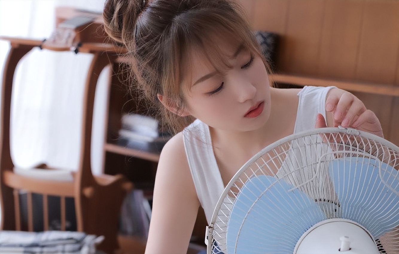 晚上和女生聊天怎么找话题（这些话题能吸引她喜欢）