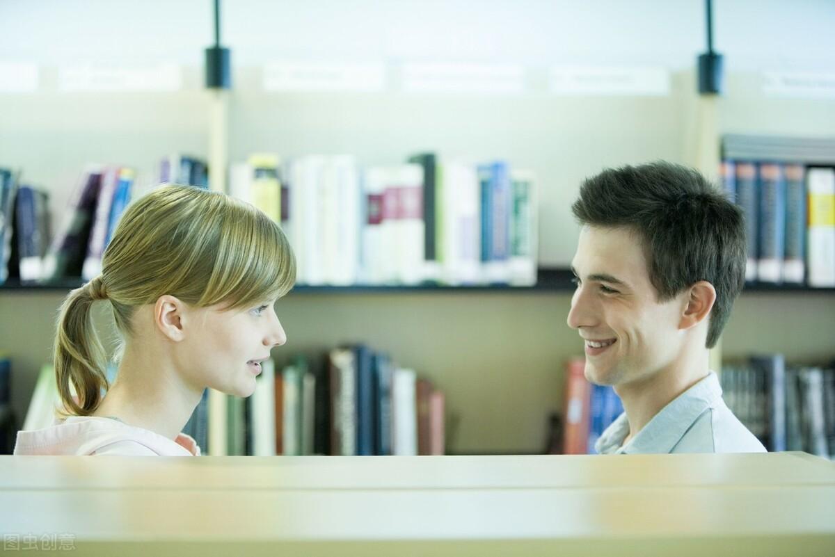 怎么正确和女生聊天（怎么跟女孩子聊天）