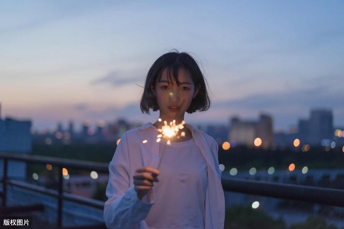 追女孩子怎么聊天（教你四招追求女孩子）