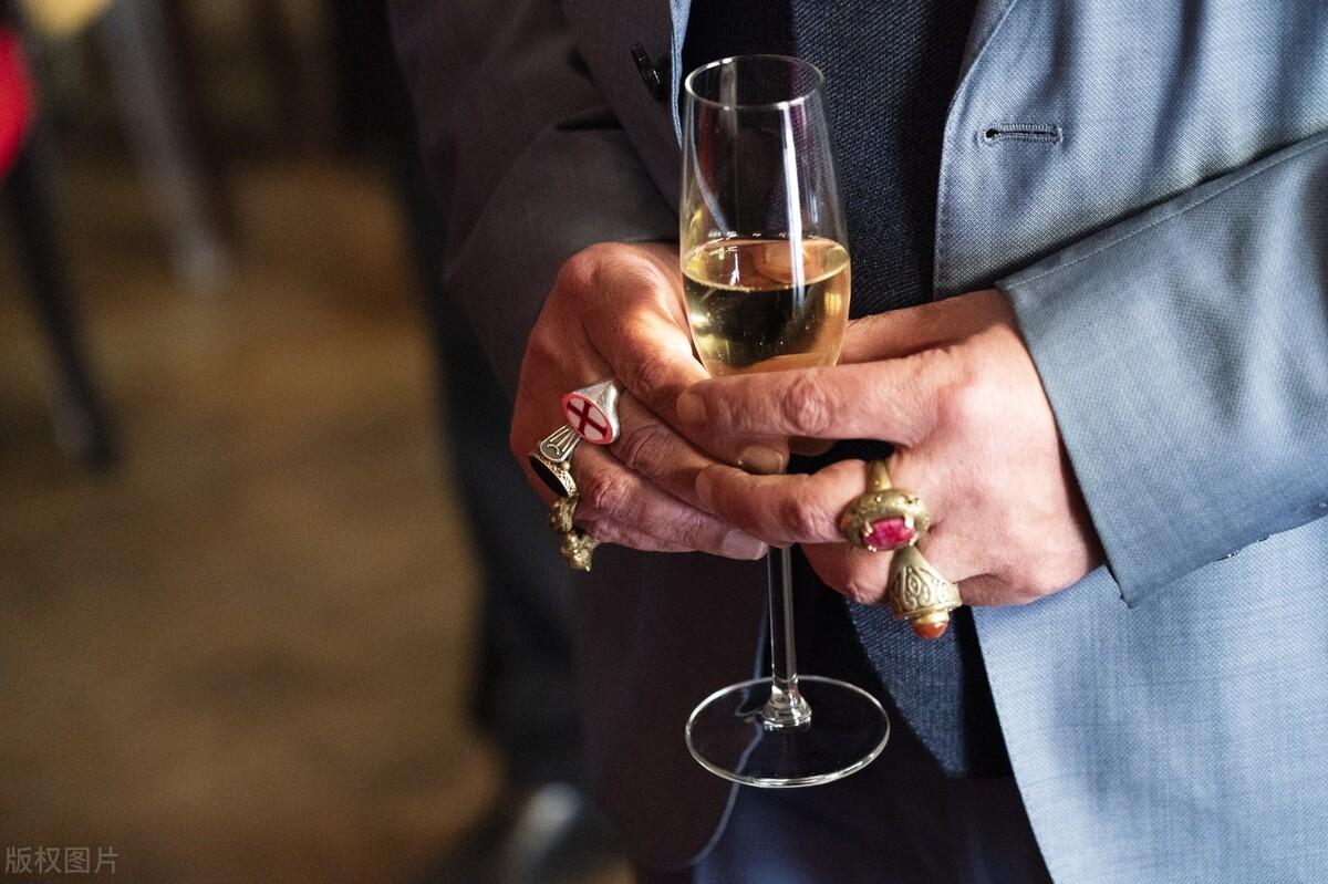 如何与相亲认识的女生聊天（6步教你和相亲美女聊天）