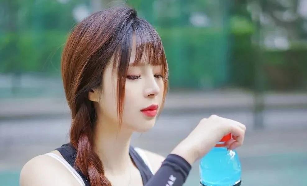 和女生聊天不知道怎么接话（不会聊天的人怎么和女生聊天）