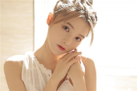 男生对你起了生理反应的眼神，会有这三点表现