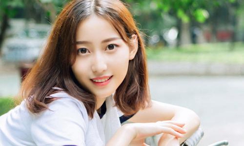 女孩想让你追她的暗示（想让你追她的4个信号）